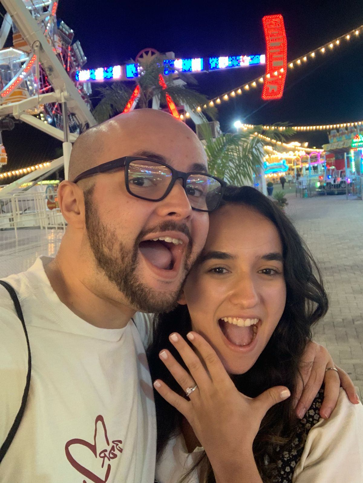 João e Juliana feliz com a aliança de noivado!!!